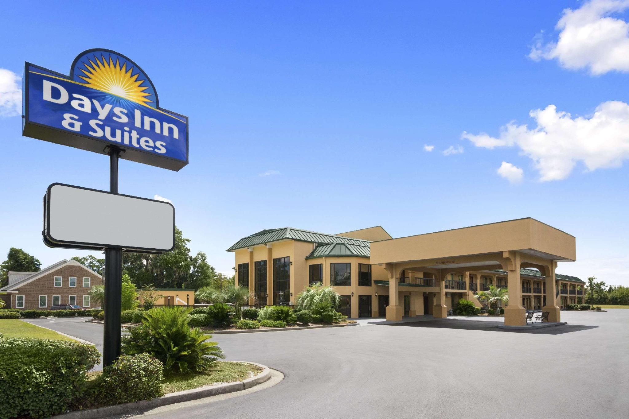 Days Inn & Suites By Wyndham Savannah Midtown Exterior photo