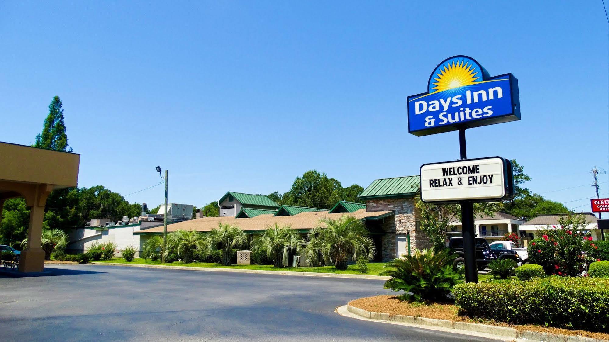 Days Inn & Suites By Wyndham Savannah Midtown Exterior photo